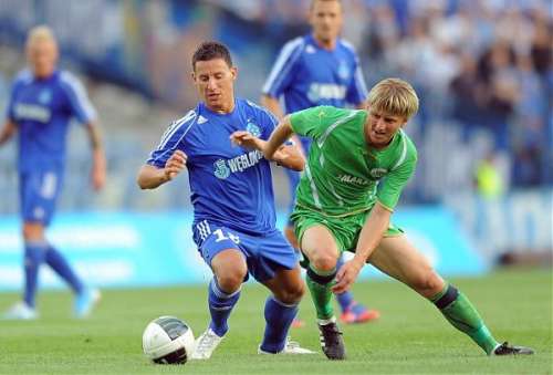Arkadiusz Piech (L) was a thorn on Metalurg's side with three goals in two games; photo: ruchchorzow.com.pl